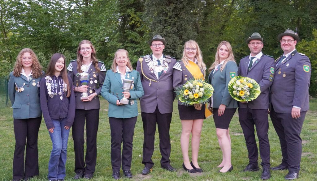 Sina Brinkmann (Kindervizekönigin), Mayra Lux (Kinderkönigin), Leonie Hacke (Jugendkönigin), 
Regina Huntemann (Majestätenpokal), Hannes Mües (König), Christin Mües (Prinzgemahl), 
Maraike Thöle (Vizekönigin), Jan Thöle (Prinzgemahl) und Stefan Baumgarten (erster Vorsitzender) 