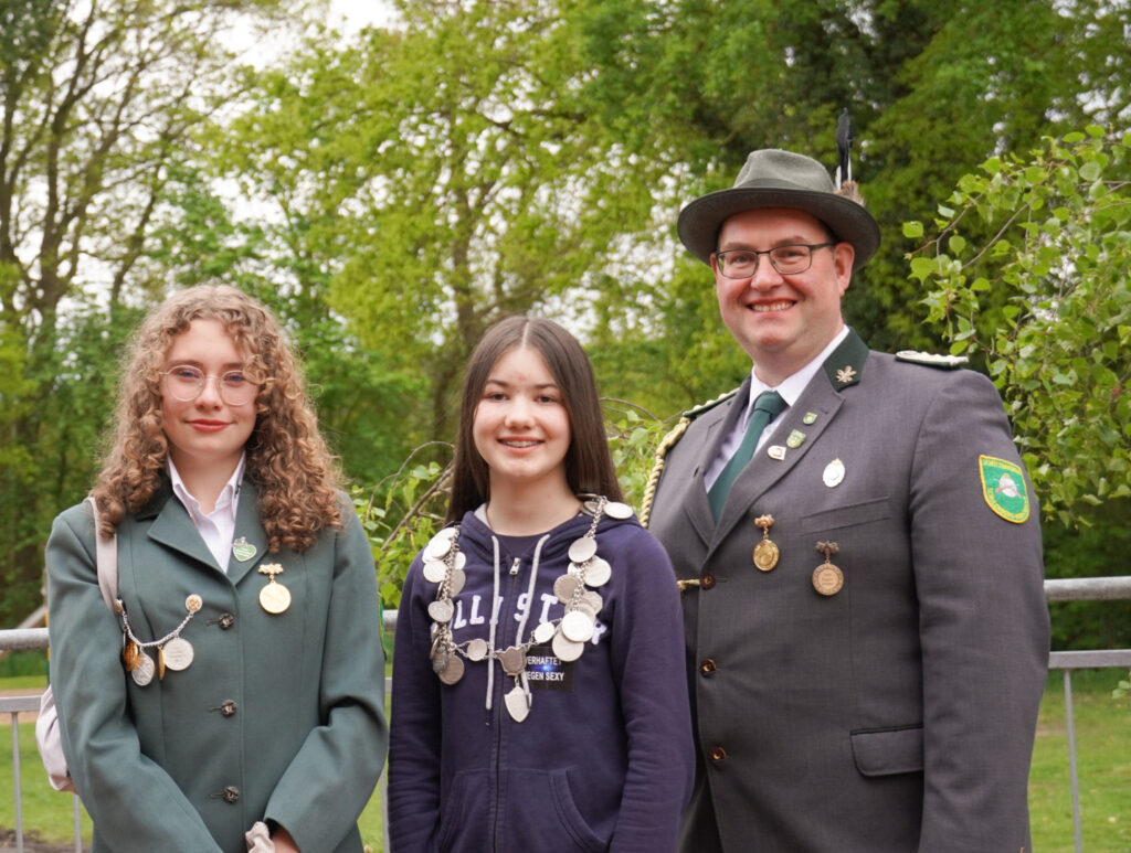 Sina Brinkmann (Vize-Kinderkönigin), Mayra Lux (Kinderkönigin), Stefan Baumgarten (erster Vorsitzender) 
